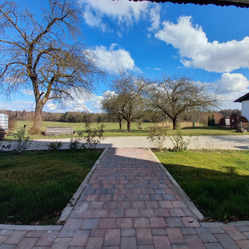 Besondere 3-Zimmer-Wohnung, saniert, in Alleinlage auf historischem Hof