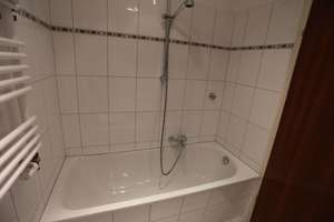 SOUTTERRAINWOHNUNG: SANIERTES BAD, BALKON MIT GARTENBLICK, EINBAUKÜCHE – Butzbacher Weg 10, 40229 Eller, Düsseldorf – Vorschaubild 8