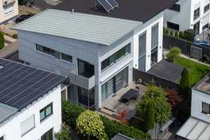 PASSIVHAUS & TOP-ZUSTAND! Schicke Pultdach-Doppelhaushälfte mit Garage in ruhiger Stadtlage – Bodenseekreis – Vorschaubild 1