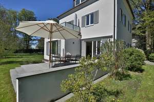 Kaffeemühle mit parkähnlichem Garten