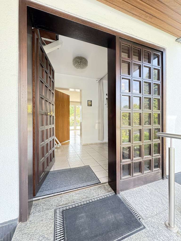 Immobilie in Rösrath - Architektenhaus mit Einliegerwohnung und Bürotrakt am Königsforst - Grundstück weiter bebaubar - Bild 3