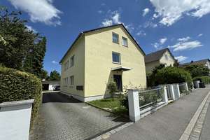 Straubing-Süd: Dreifamilienhaus mit Garagen – Eine Einheit frei verfügbar – Die vollständige Adresse der Immobilie erhältst du vom Anbieter., 94315 Kernstadt, Straubing – Vorschaubild 1