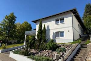 Charmanter Winkelbungalow mit Einliegerwohnung, Doppelgarage und traumhaftem Südost-Freisitz – ideal – Die vollständige Adresse der Immobilie erhältst du vom Anbieter., 69243 Dielheim – Vorschaubild 2