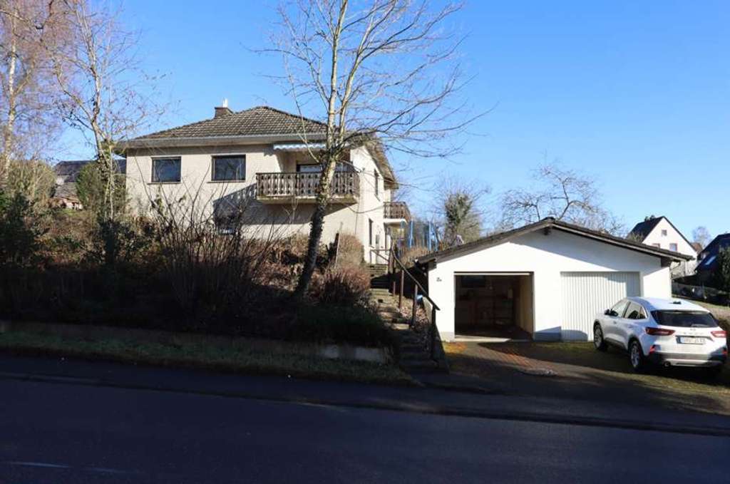 Immobilie in Hillesheim - Freistehendes, geräumiges Einfamilienhaus mit ELW, Garten und 3 Garagen, Hillesheim (42) - Bild 1