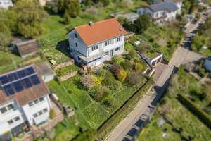 Stilvolles Einfamilienhaus mit großem Entwicklungspotenzial und Doppelgarage in sonniger Hanglage