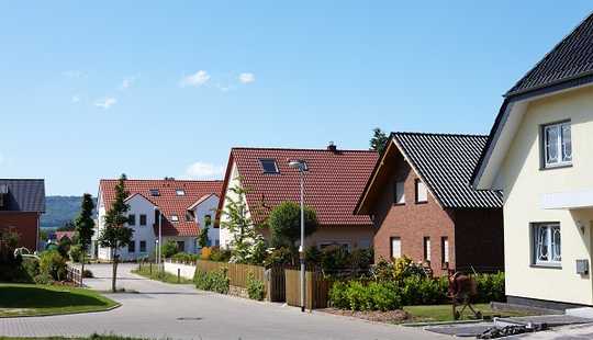 Bild von Einfamilien-Doppelhaushälfte, Garage, Stall und Schuppen - provisionsfrei