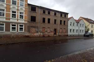 Chance für Investoren – Stark sanierungsbedürftiges Mehrfamilienhaus mit Potenzial in SBK Salzelmen – Die vollständige Adresse der Immobilie erhältst du vom Anbieter., 39218 Schönebeck (Elbe) – Vorschaubild 1