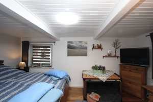 Charmantes und modernisiertes Reetdachhaus/EFH mit PV-Anlage und Garage in Ortsrandlage – Nordfriesland (Kreis) – Vorschaubild 24