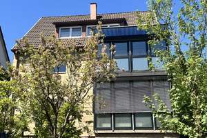 Dreifamilienhaus mit Modernisierungsbedarf, großem Grundstück und Garage in Stuttgart-Rohracker