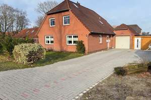 Gemütliches Einfamilienhaus mit möglicher Einliegerwohnung mitten in Großheide – Die vollständige Adresse der Immobilie erhältst du vom Anbieter., 26532 Großheide – Vorschaubild 1