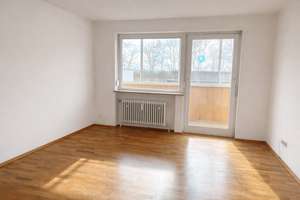 Helle, gut geschnittene 3 ZKB mit großem verglasten Balkon in Augsburg-Hammerschmiede – Karlsbader Str. 41a, 86169 Hammerschmiede, Augsburg – Vorschaubild 2