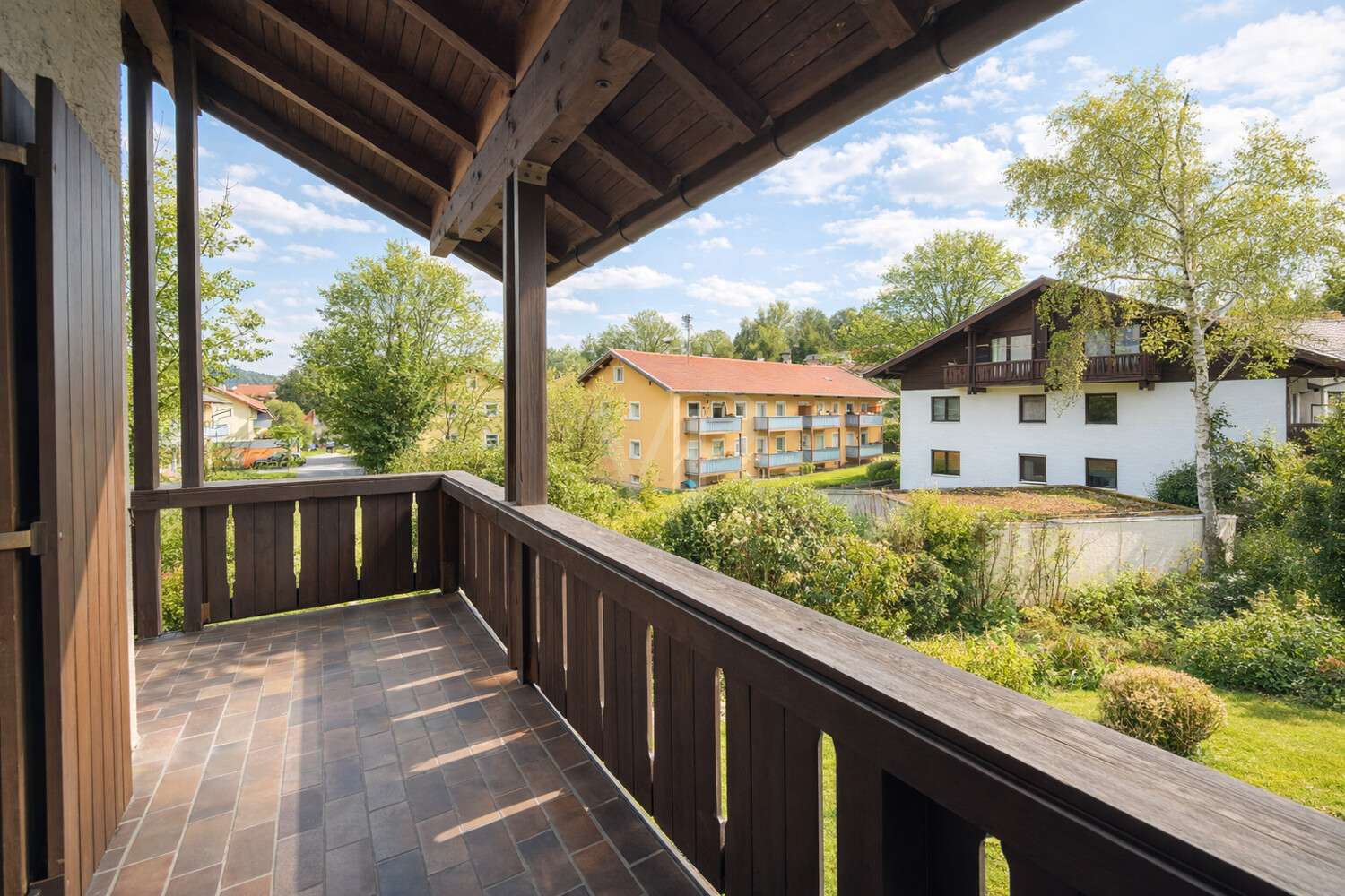 Ruhige 2,5-ZW mit großem Eck-Balkon und guter zentraler Anbindung (inkl. TG), Rosenheim Kreis – Bild 1