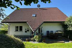 /// 1-2 Familienhaus in gesuchter Wohnlage mit Wintergarten, Doppelgarage, Solaranlage und wei – Kassel (Kreis) – Vorschaubild 2