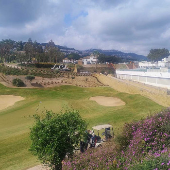 Elegante Villa in 1. Golfreihe in La Cala Golf, entworfen von González Jacobson. Sie verfügt über 4 