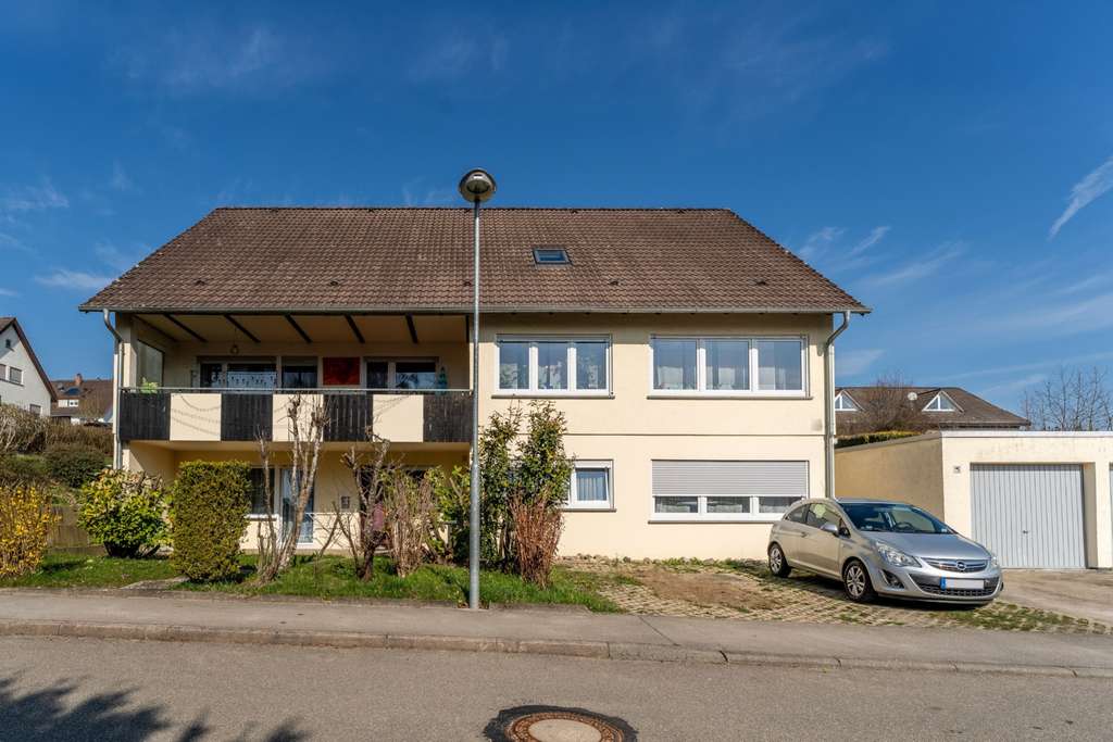 Immobilie in Villingendorf - Wohnen & investieren unter einem Dach – mit frisch sanierter Dachgeschosswohnung - Bild 1