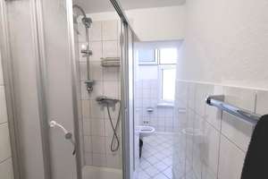 Tolle Etagen- Dachgeschosswohnung mit Nebenraum. Hier in Huttrop wohnt man gerne und zentral – Die vollständige Adresse der Immobilie erhältst du vom Anbieter., 45138 Huttrop, Essen – Vorschaubild 3