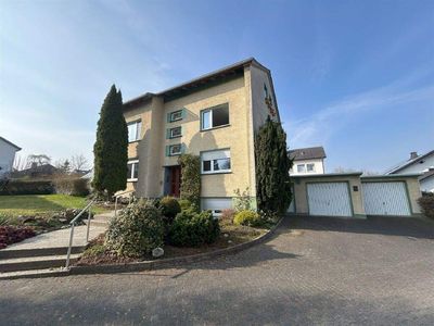 Wohnen & Vermieten! Zweifamilienhaus mit Garten und 2 Garagen in Warstein-Belecke!