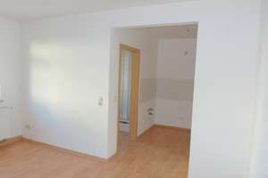 Kleine, hübsche 2-Zimmer-Wohnung mit offener Küche, Laminatboden und Bad mit Dusche – Döbelner Straße 39, 1683 Nossen – Vorschaubild 5