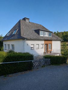 Freistehendes Einfamilienhaus mit großem Grundstück und Weitblick