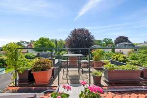 Grün, ruhig und modernisiert - Einfamilienhaus mit Pool & Kamin in Berlin-Tegel