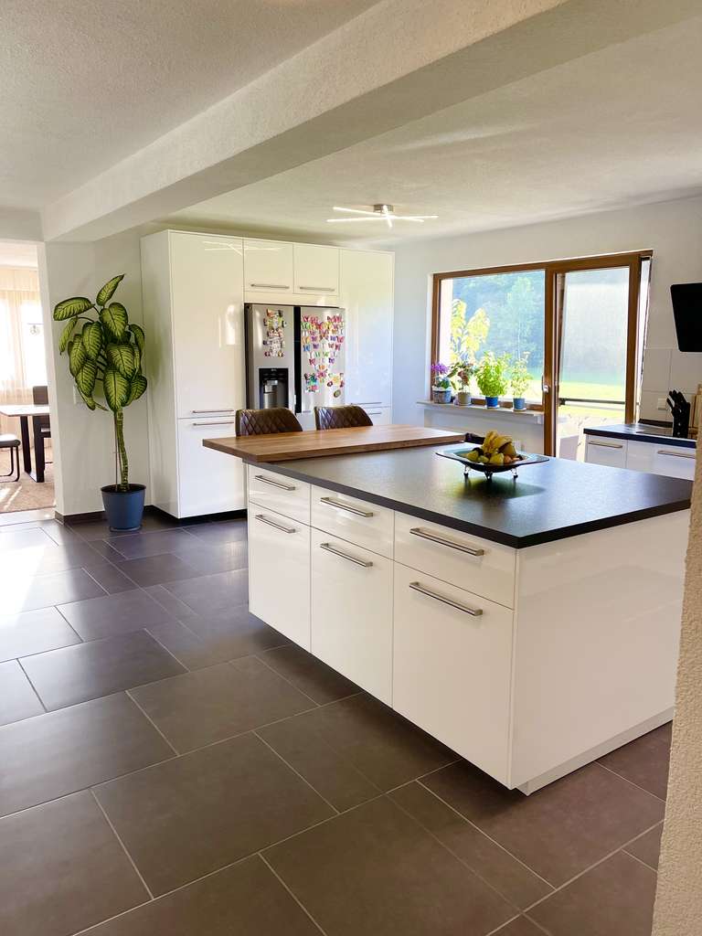 Immobilie in Enzklösterle - Stilvolles Wohnen mit Blick ins Grüne – großzügige Wohnung mit zwei Balkonen - Bild 0