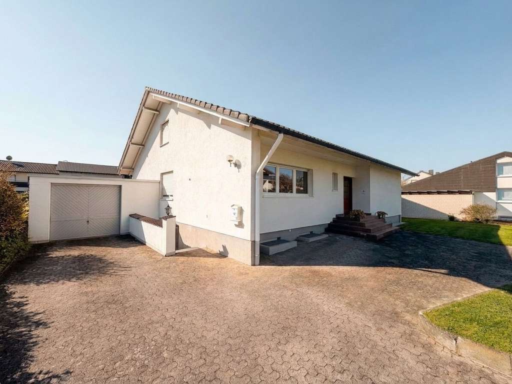 Immobilie in Schutterwald - Seltene Gelegenheit: Großes Haus auf 923 m² – ruhig gelegen, gepflegt & mit Zukunftspotenzial - Bild 1