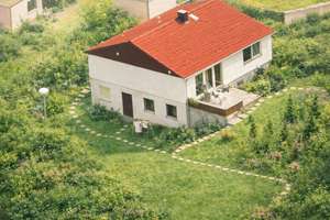 Bezugsfrei! Familienhaus mit 2 Wohneinheiten + großes, idyll. Grundstück – ruhige Lage nahe München – Die vollständige Adresse der Immobilie erhältst du vom Anbieter., 85402 Kranzberg – Vorschaubild 1