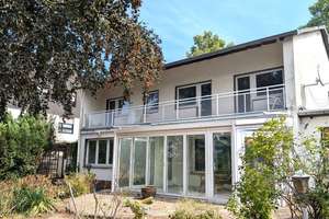 Großes Einfamilienhaus mit Garage im Teileigentum