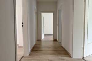 TOP! • 3-Raum • Kaßberg • Balkon • Tageslichtbad • neues Laminat • Stellplätze! • jetzt einziehen – Chemnitz – Vorschaubild 3