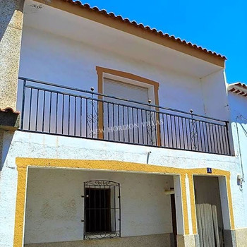 Zweigeschossiges Haus mit 123 m² Wohnfläche in Huercal-Overa, renovierungsbedürftig. Das Haus verfüg