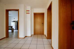 Vielseitiges Zweifamilienhaus in gepflegtem Zustand – ideal für Investoren oder Vermieter – Die vollständige Adresse der Immobilie erhältst du vom Anbieter., 89291 Holzheim – Vorschaubild 4