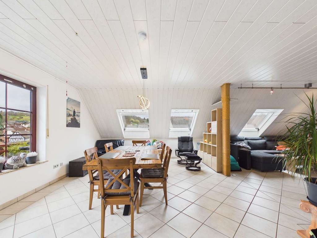 Immobilie in Ranstadt - Großzügige Dachgeschosswohnung mit Balkon und viel Licht auf ca. 118 m² in Ranstadt-Bobenhausen - Bild 3