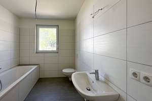 Zum 01.12.! Wohnen wie im Haus! Mit Tageslichtbad, Balkon und Stellplatz | Luft-Wärme-Pumpe – 4838 Zschepplin – Vorschaubild 7