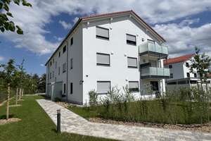 ERSTBEZUG! Sonnige große 3-Zimmer-Wohnung mit gefliestem Balkon und chicer Einbauküche in Kirchheim!