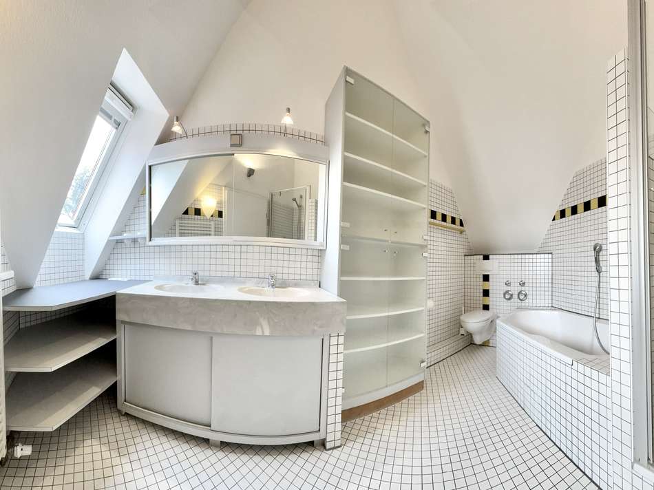 Geräumiges Tageslicht-Bad