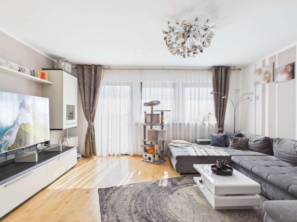 Immobilie in Hepberg - Große, sonnige 4 ZKB Wohnung im 1. OG mit herrlichem Balkon-Weitblick und Garten - Bild 0