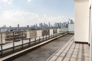 Wohnen mit Skylineblick : 5-Zimmer-Penthouse-Wohnung im  Herzen von Sachsenhausen.