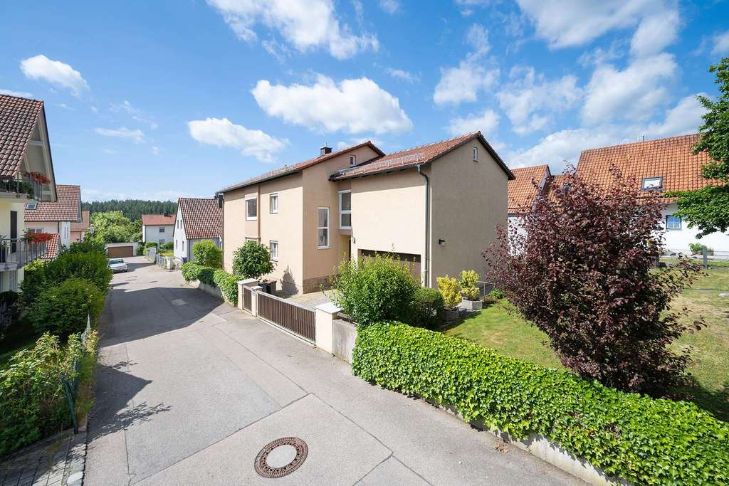 Immobilie in Taufkirchen - Großzügiges Zweifamilienhaus mit Potenzial in schöner Siedlungslage von Taufkirchen - Bild 0