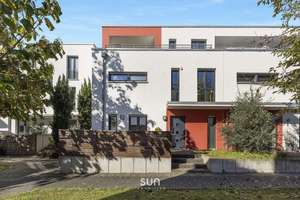 SELTENE FELDRANDLAGE AM RIEDBERG – Villa-Charakter trifft Skylineblick