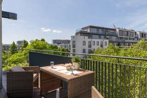 Provisionsfrei: Renovierte 2-Zimmer-Endetage (5 OG.) mit Balkon, Aufzug und TG-Stellplatz