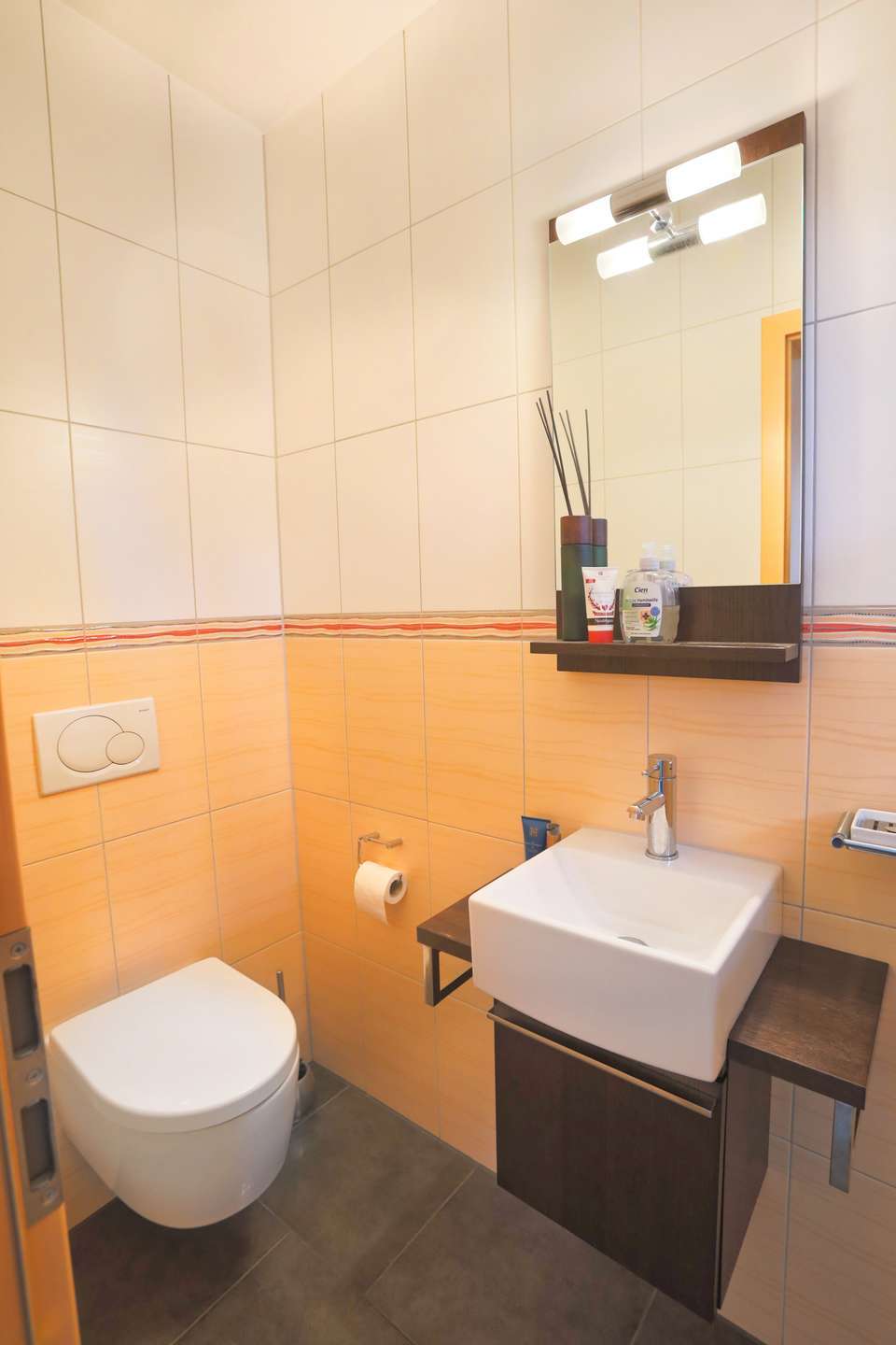 Immobilie in Hammersbach - Stilvoller Bungalow mit separater ELW, Doppelgarage & großem Grundstück - Bild 16