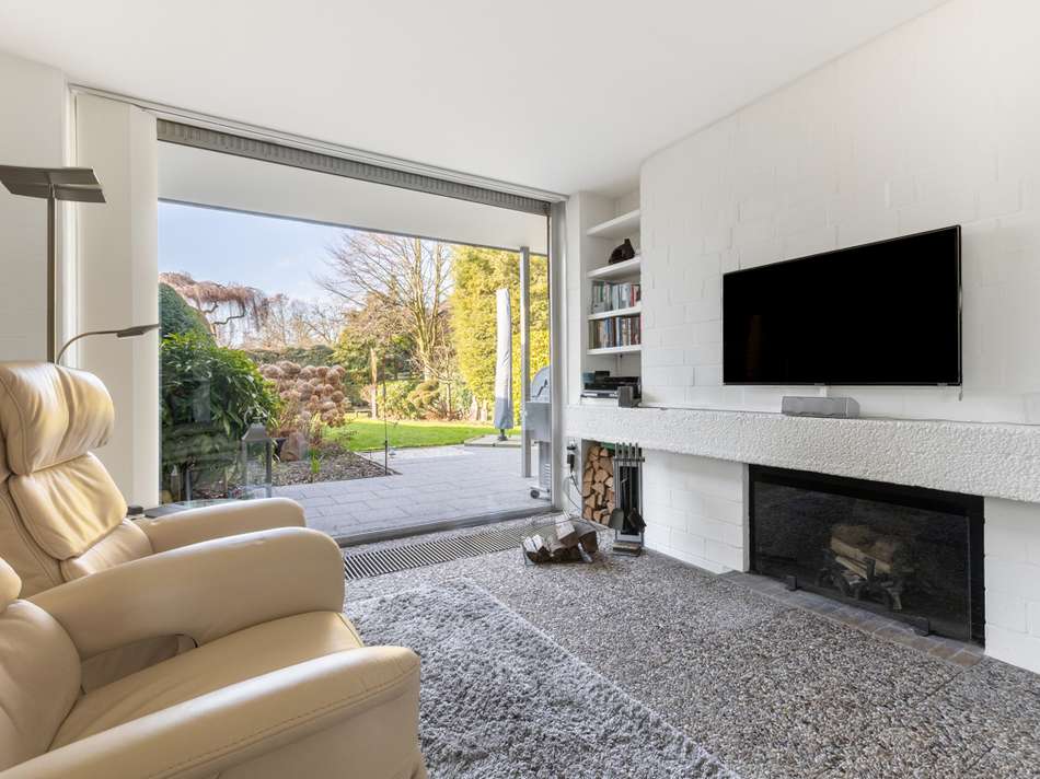 Kaminzimmer mit Gartenfront