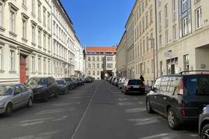 BEZUGSFREI: Charmante 2-Zi-Whg mit Balkon im Menzel-Baudenkmal