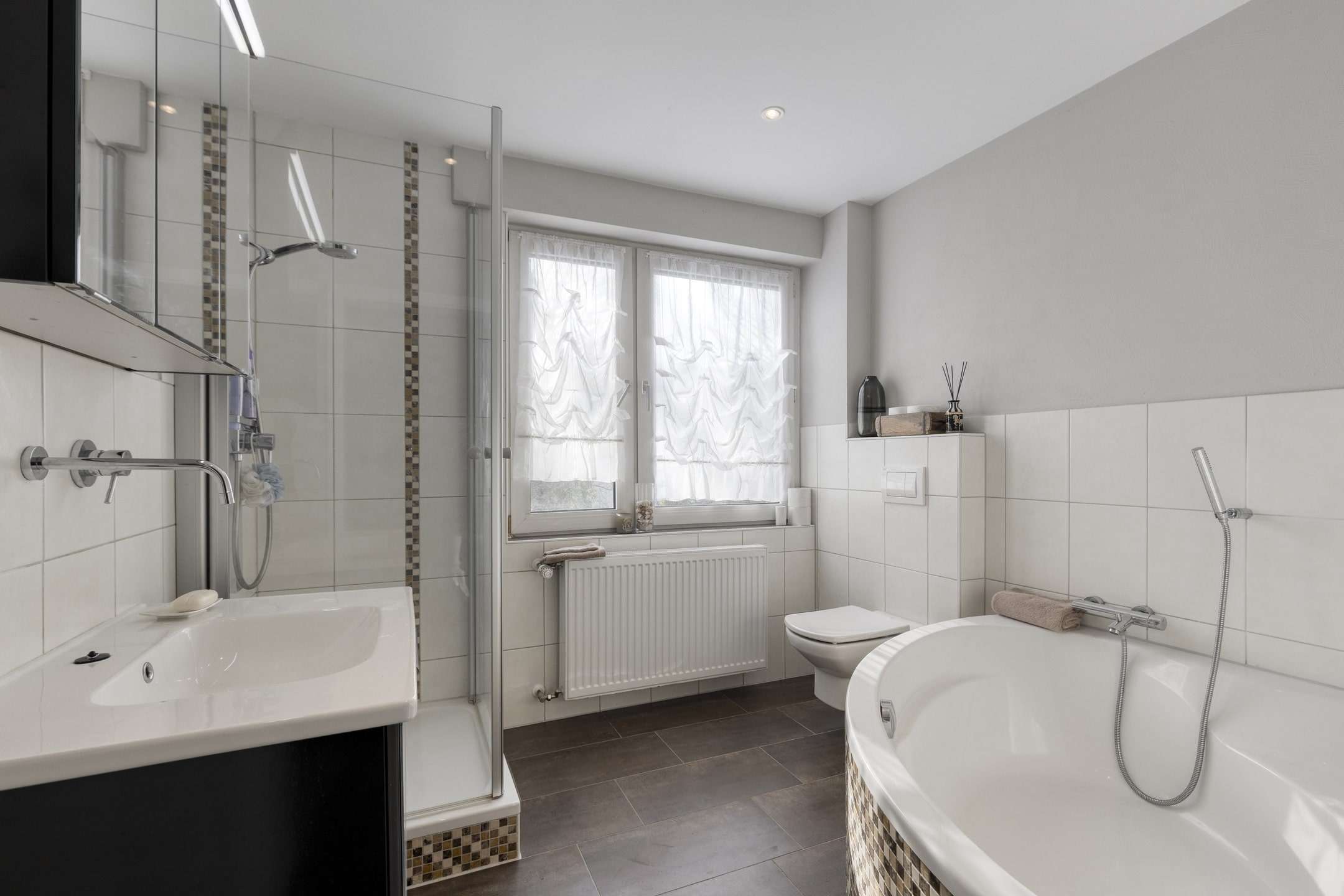 Immobilie in Brachbach - Einzugsbereit! Einfamilienhaus mit Einliegerwohnung in Brachbach * RENOVIERT und teilw. modernisiert - Bild 15