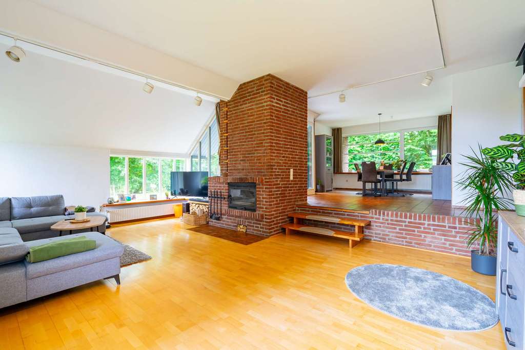 Immobilie in Bergenhusen - Nicht alltäglich!  Architektur aus den 70ern mit offenem Wohn-Essbereich, Kamin und viel Platz - Bild 4
