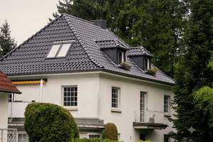 In idyllischer Grünlage: Gepflegte 3-Zimmer-Dachgeschosswohnung mit großer Dachterrasse & Garage