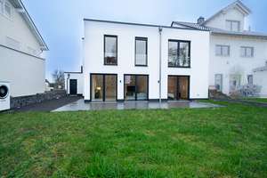 Exklusives Einfamilienhaus mit großzügiger Terrasse, Garten  und  Doppelgarage in Neuwied Heimba – Die vollständige Adresse der Immobilie erhältst du vom Anbieter., 56566 Neuwied – Vorschaubild 2