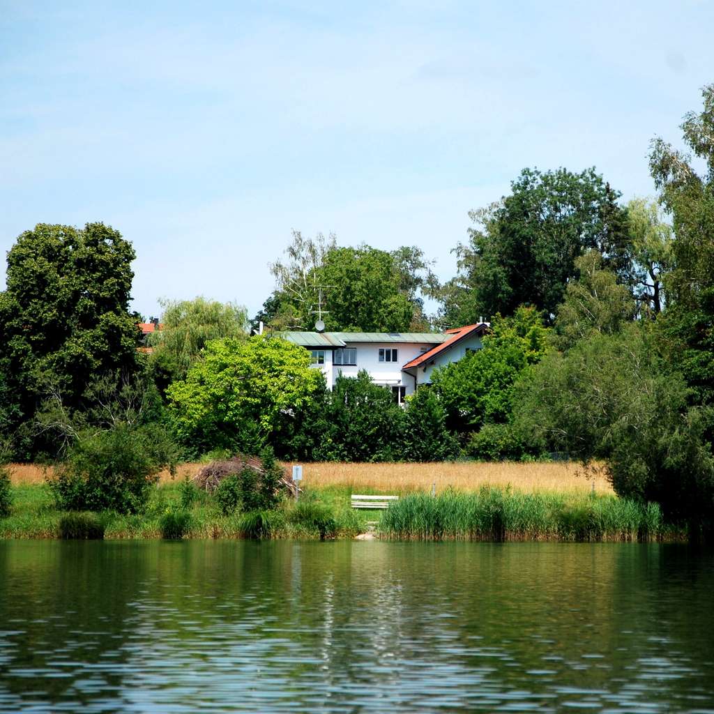 Immobilie in Weyarn - Seltene Gelegenheit – Anwesen in erster Seereihe mit atemberaubendem See- und Alpenblick - Bild 2