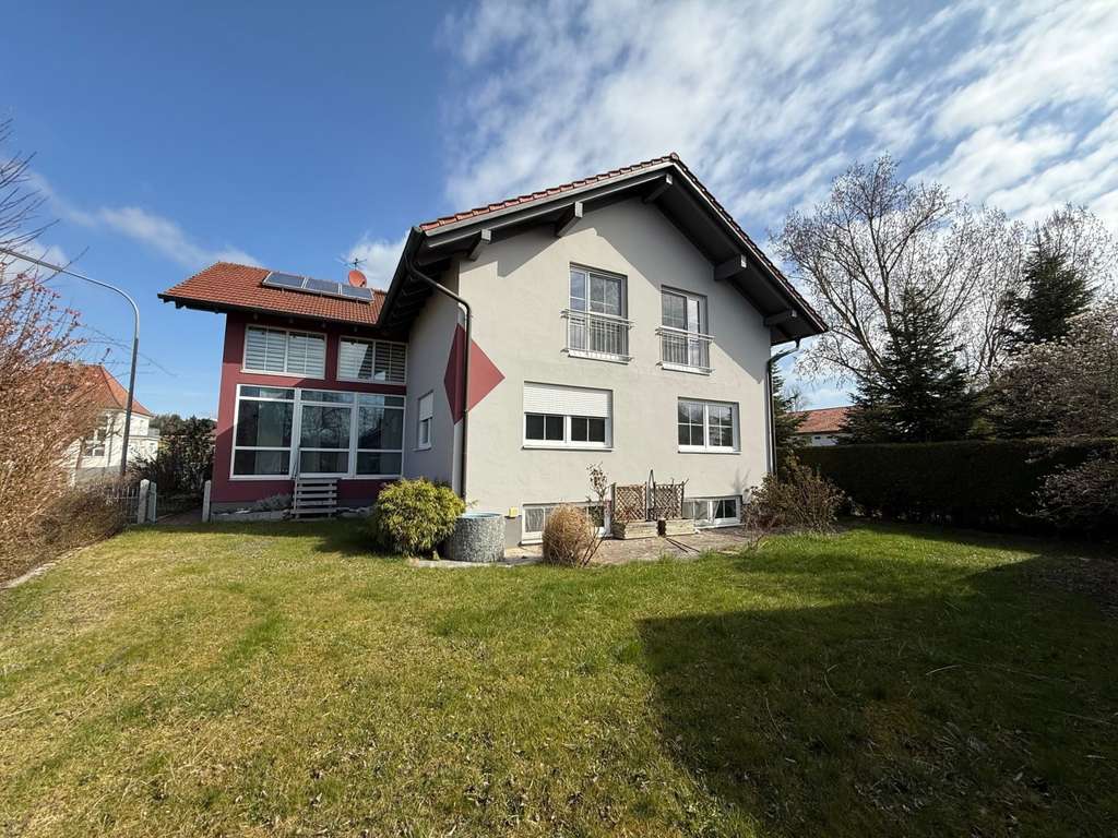 Immobilie in Eichendorf - Großzügiges Zweifamilienhaus mit PV-Anlage und 3 Garagen  - Bild 2