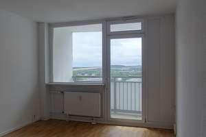 Familienfreundliche 3-Zimmerwohnung mit Balkon und Aufzug! – Prohliser Allee 31, 1239 Prohlis-Süd, Dresden – Vorschaubild 1